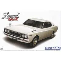 1/24 NISSAN KHC130 LAUREL HT 2000SGX '72 Model Kit