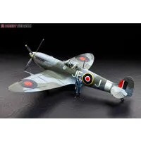 1/32 Scale Model Kit - Focke-Wulf / Supermarine Spitfire