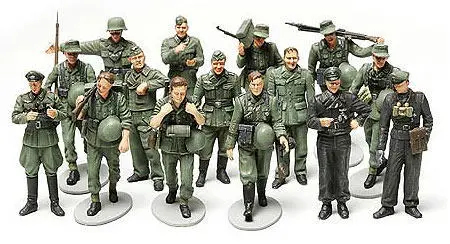 1/48 SCALE WWII GERMAN INFANTRY ON MANEUVERS Model Kit