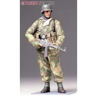 1/16 SCALE WWII GERMAN INFANTRYMAN (REVERSIBLE WINTER UNIFORM) Model Kit