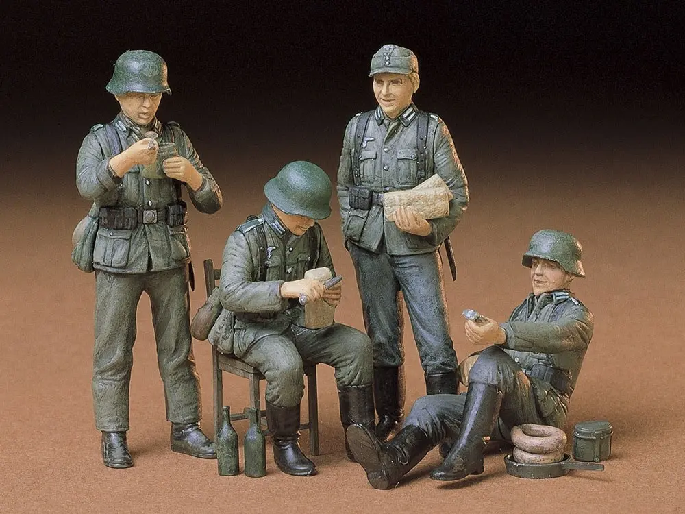 1/35 SCALE GERMAN SOLDIERS AT REST Model Kit