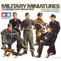 1/35 SCALE GERMAN TANK CREW AT REST Model Kit