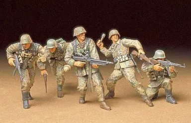 1/35 Scale Model Kit - TAMIYA Military Miniature Series / Armoured personnel carrier