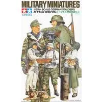 1/35 SCALE GERMAN SOLDIERS AT FIELD BRIEFING Model Kit